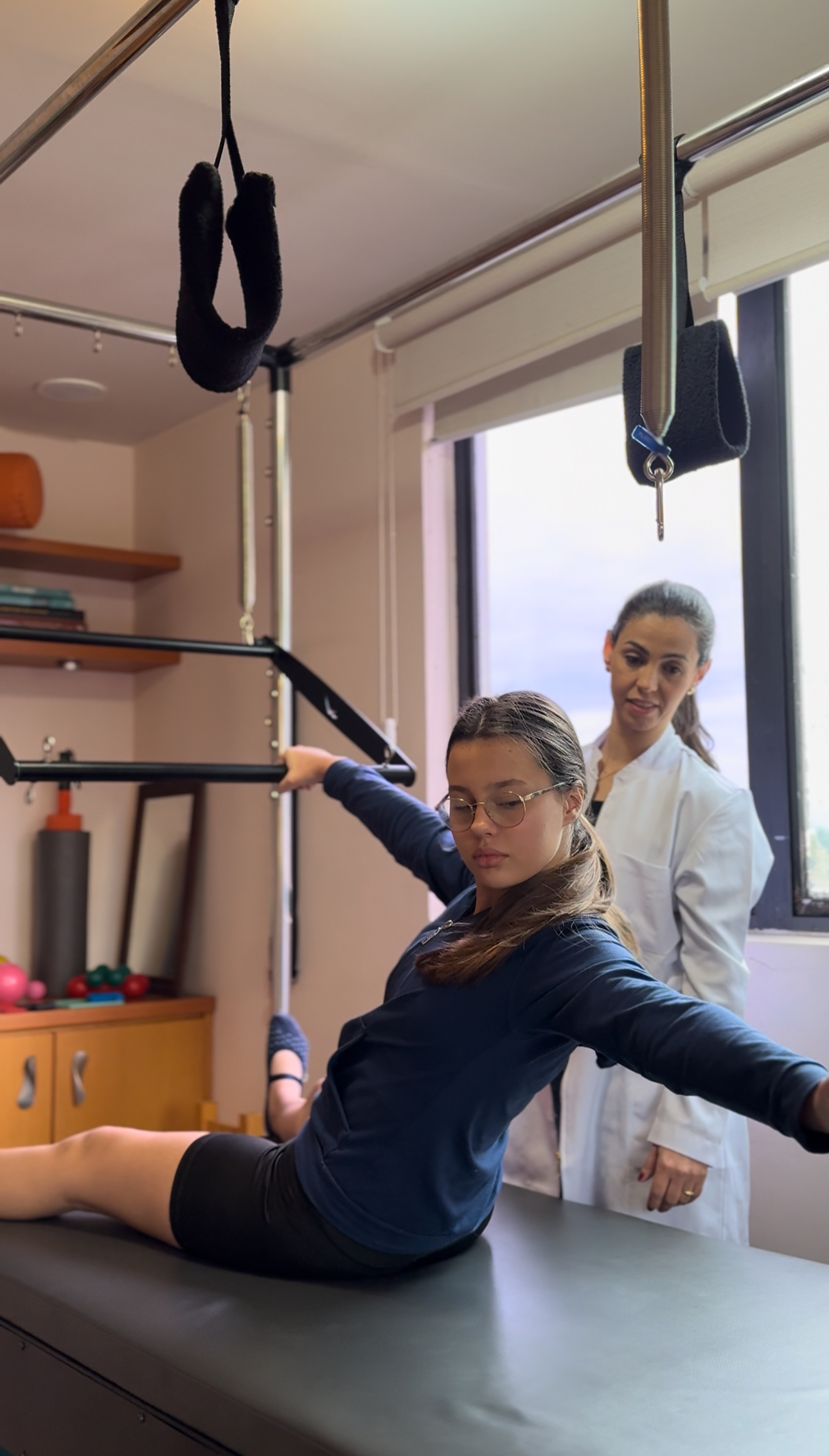 Dra. Elaine Garcia conduzindo atendimento de pilates clínico